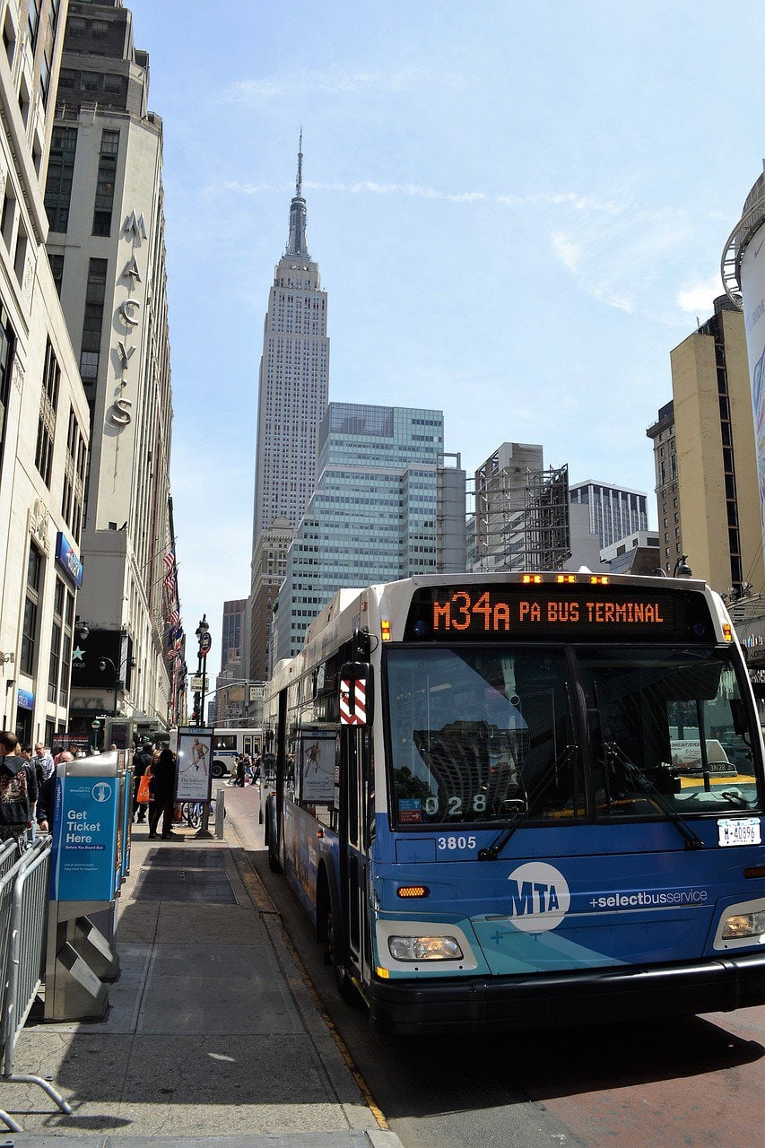 אוטובוס של MTA לצל האמפייר סטייט בילדינג במנהטן