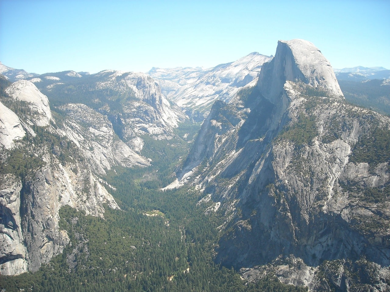 The view from Glacier Point towards Yosemite Valley