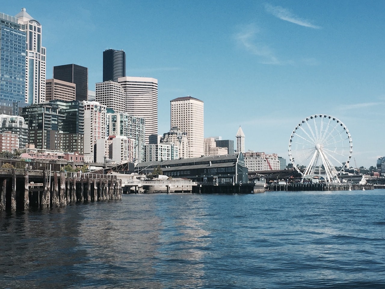 The Seattle Great Wheel and Seattle Aquarium