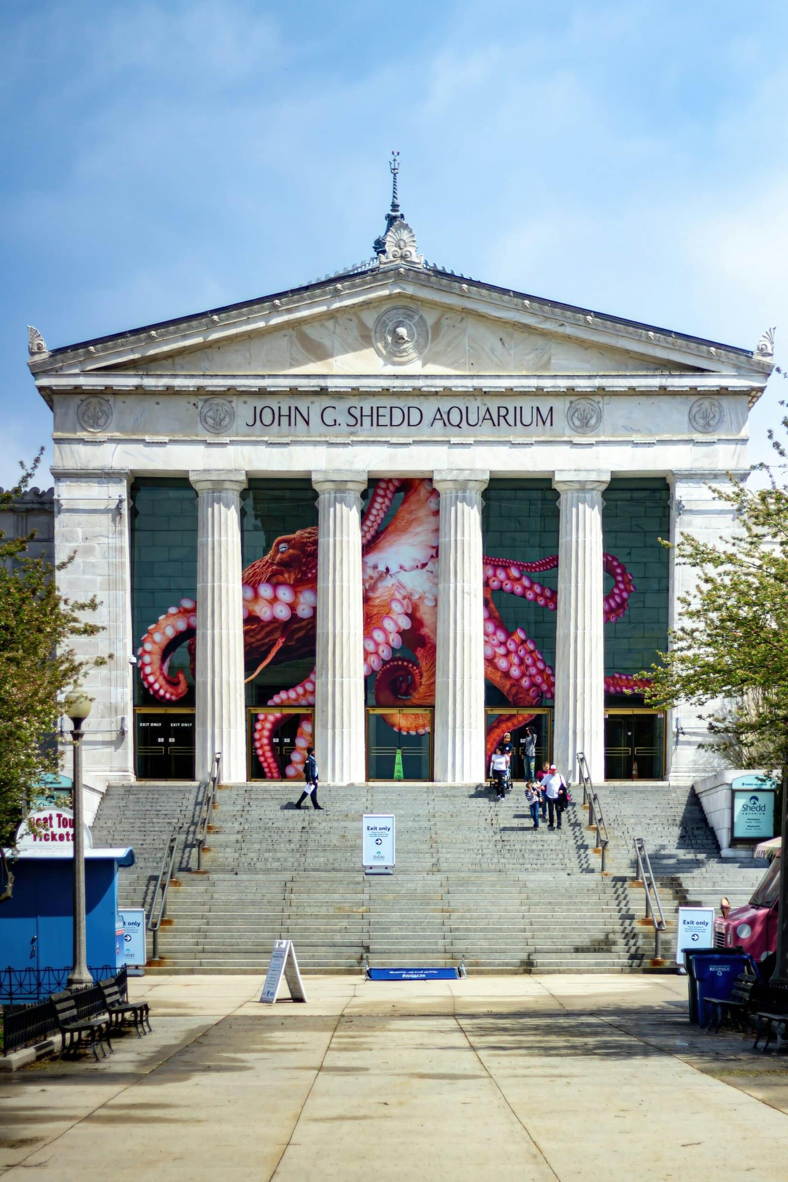 Shedd Aquarium facade in Chicago