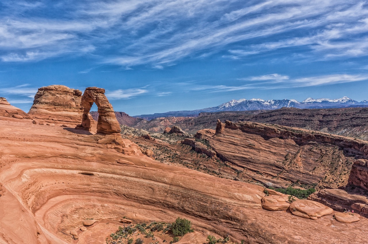Delicate Arch and the Rocky Mountain view in Arches National Park