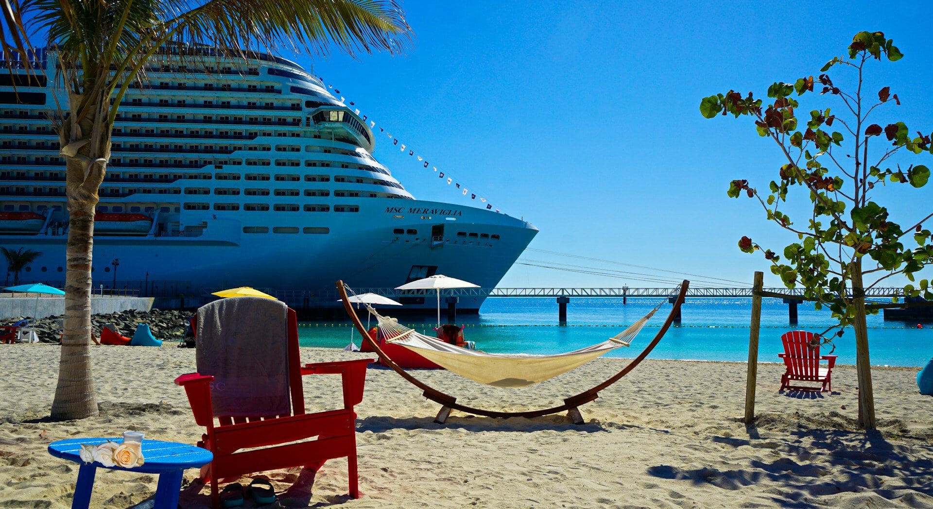 Cruise along the Bahamian coast